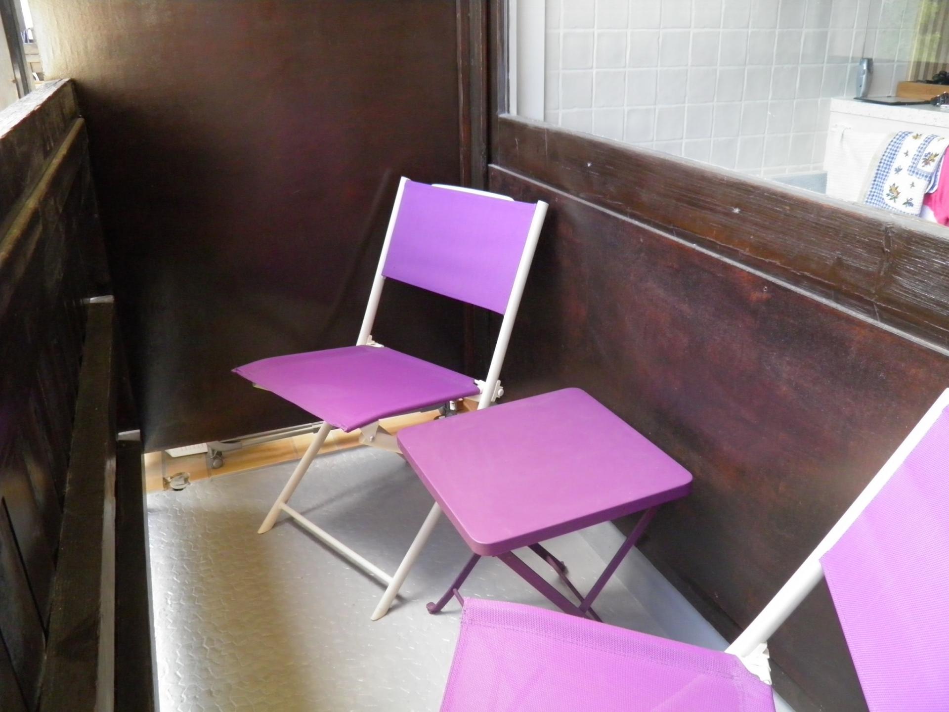Balcon avec petite table et 2 chaises...